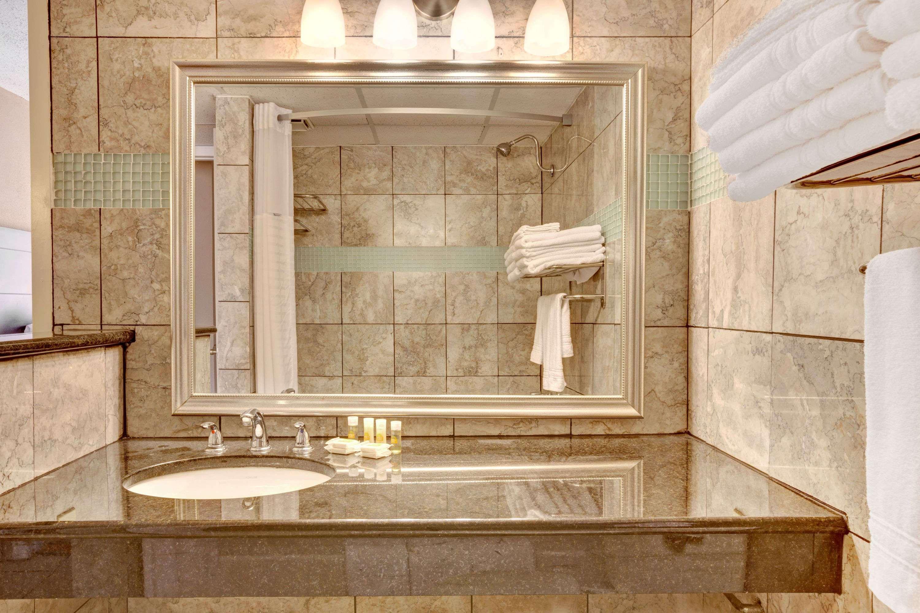 6 Tx Entertainment District Hotel 4*