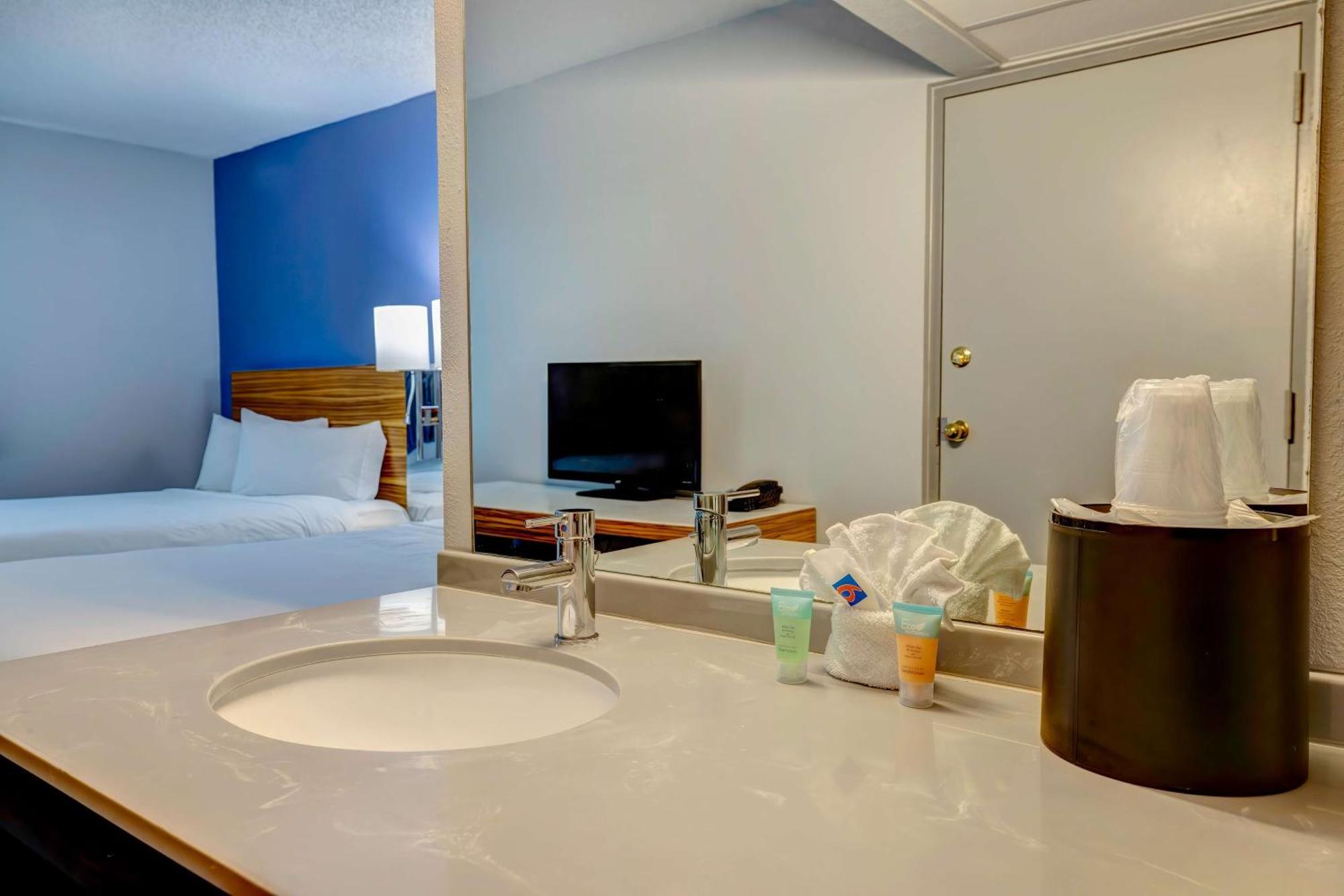 6 Tx Entertainment District 4* Arlington
