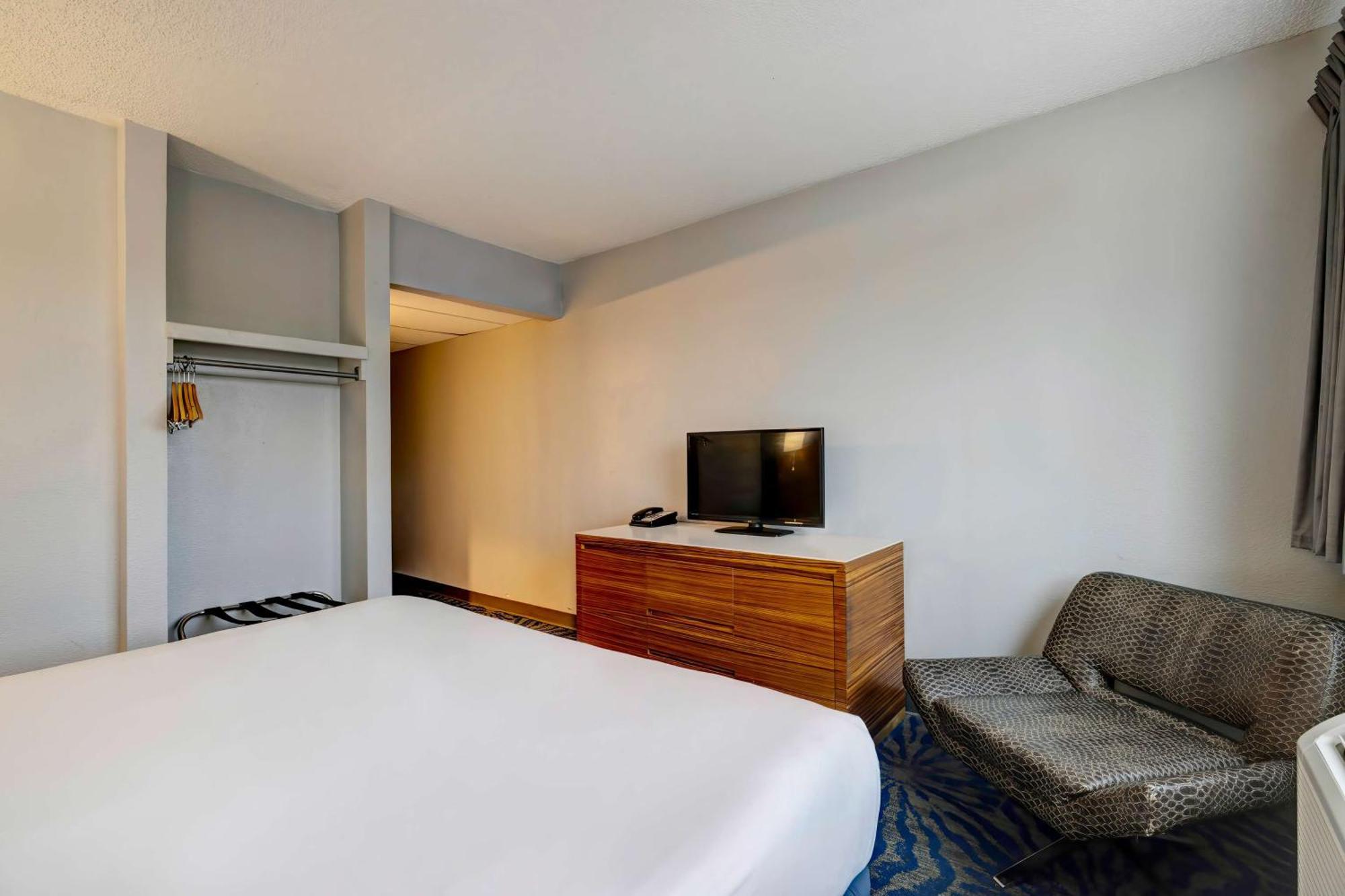 Hotel 6 Tx Entertainment District 4*