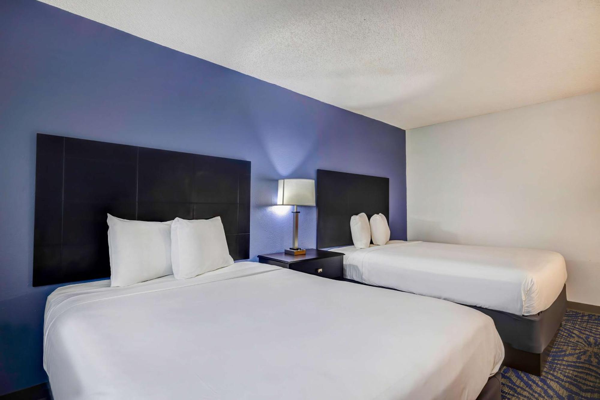 6 Tx Entertainment District 4* Arlington