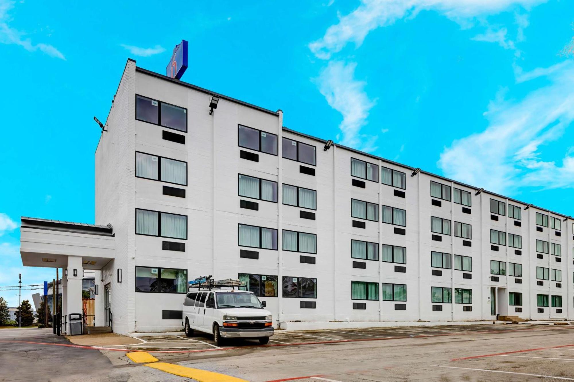 6 Tx Entertainment District 4*