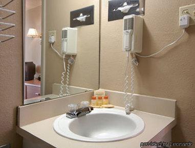 6 Tx Entertainment District Hotel 4*